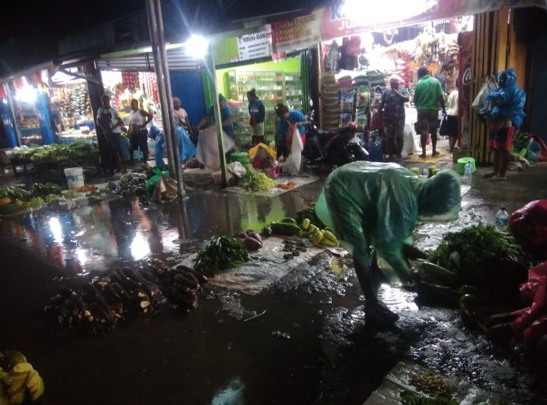 Inilah Kondisi Pasar Malam di Borobudur Manokwari Ketika Curah Hujan