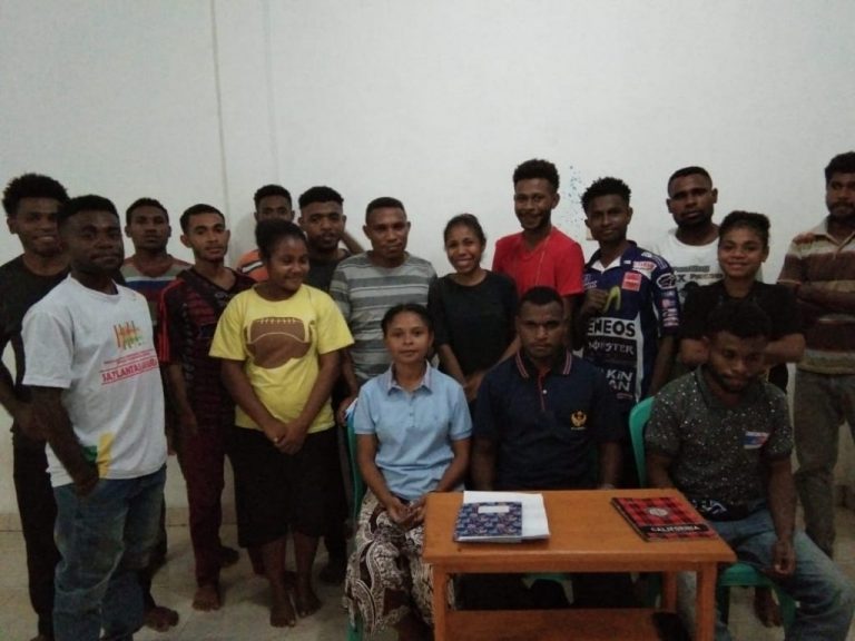 Mahasiswa Tolak Pemecatan Tiga Kepala Kampung di Distrik Amberbaken