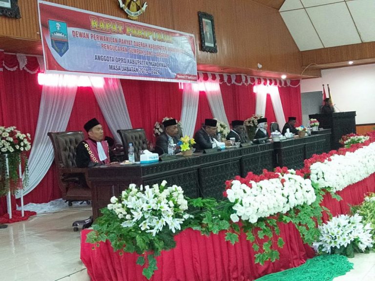 Yustus Dowansiba Dipercayakan Jabat Ketua Sementara DPRD Manokwari