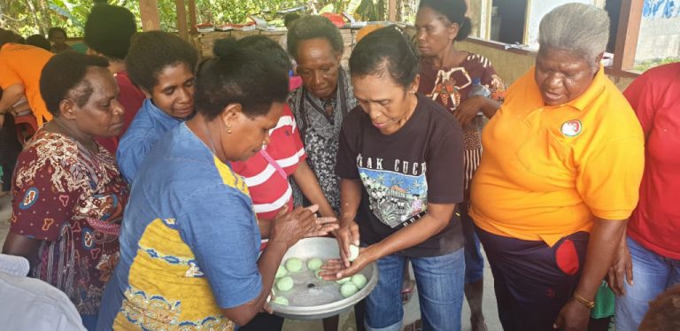 DWP Maybrat Gelar Pelatihan Keterampilan Membuat Kue Berbahan Lokal