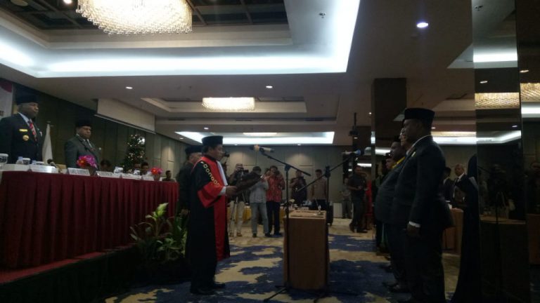 4 Pimpinan Definitif DPR Papua Barat Dilantik, Origenes Wonggor Jadi Ketua