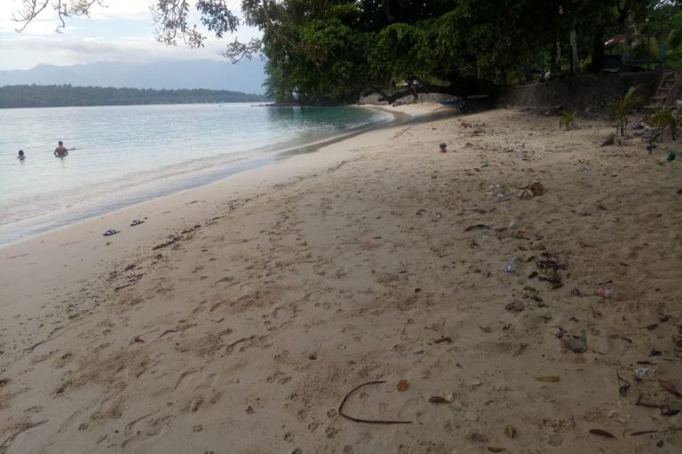 Pantai Pasir Putih Jadi Primadona Tujuan Wisata Warga Manokwari
