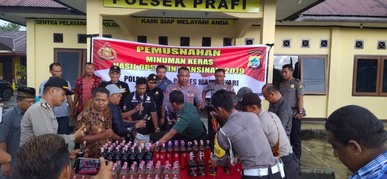 Polsek Prafi Musnahkan Miras Hasil Sitaan Operasi Lilin Mansinam 2019