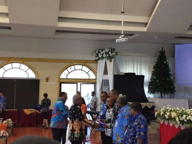 Serahkan DPA 2020 Kepada OPD, Ini Pinta Gubernur Papua Barat