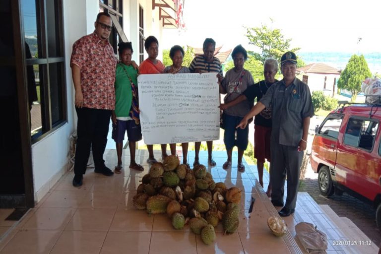 Protes PT. SDIC, Warga Kampung Tanah Merah Bawa Durian Ke Kantor DPRD Manokwari
