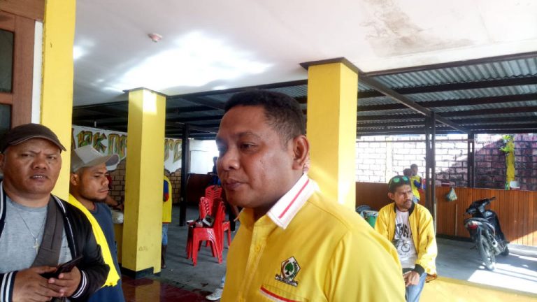 Rudi Timisela Kembalikan Formulir Calon Ketua DPD Golkar Papua Barat
