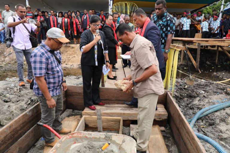 Bupati Mairuma Letakan Batu Pertama Pembangunan Gedung GPI Sion Airmera