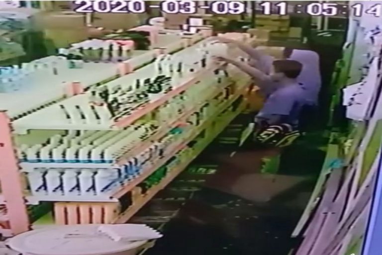 Aksi Pencurian di Toko Minimarket Simpati Kaimana Terekam CCTV
