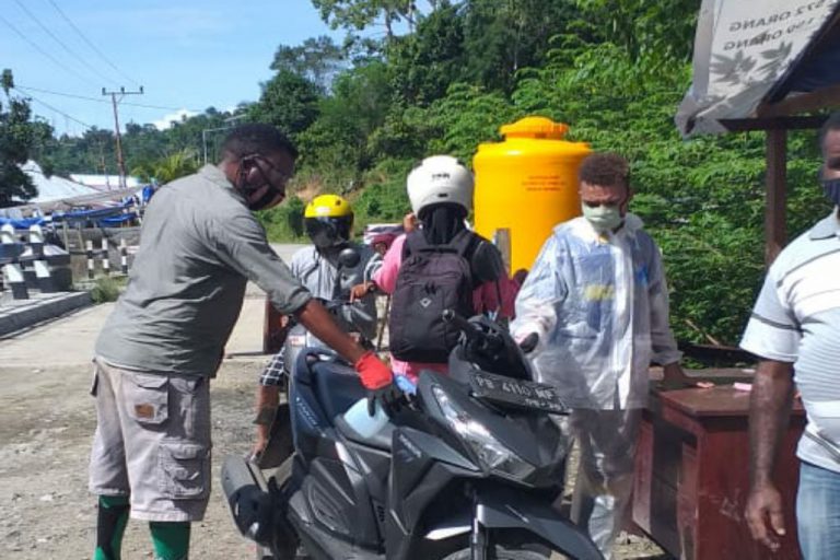Cegah Covid-19, Warga Masuk Ke Kampung Udopi Wajib Diperiksa Petugas