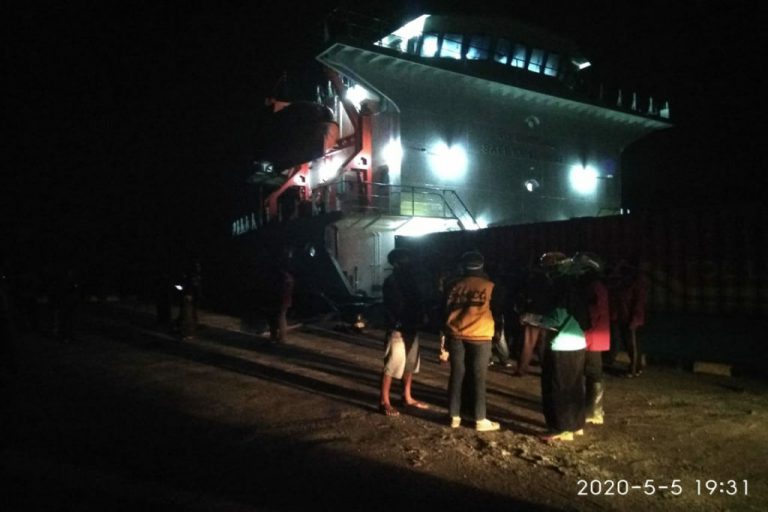 Singgah di Oransbari, Seluruh Kru Kapal Tol Laut Diperiksa Kesehatannya