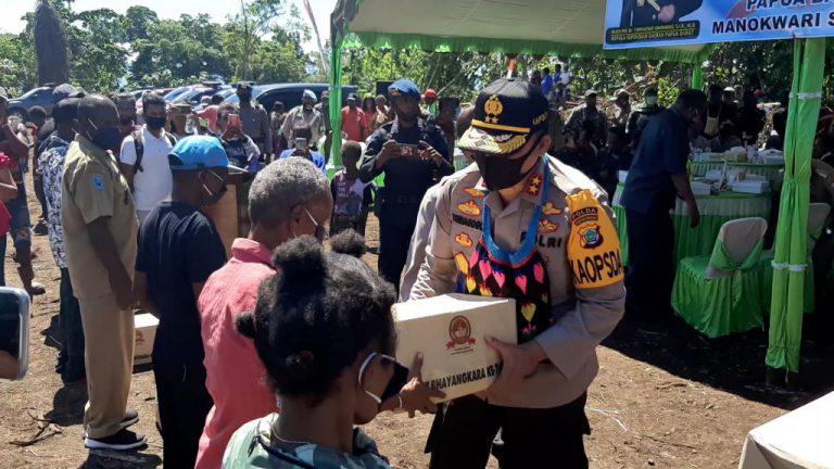 Polda Papua Barat Bagikan Paket Sembako Gratis Kepada Masyarakat di Wedoni