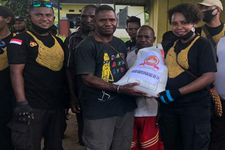 KNB Polda Papua Barat Sebar 80 Paket Sembako Bagi Warga Kampung Nuni