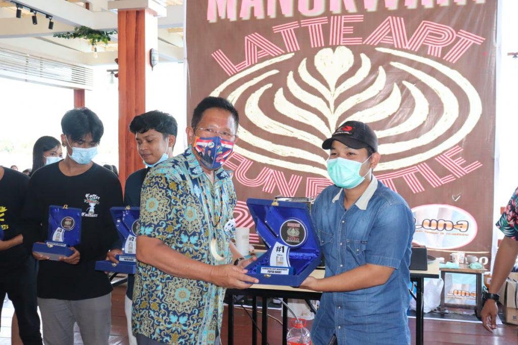 Cawabub Nomor Urut 2 Serahkan Hadiah Lomba Manokwari Late Art Fun