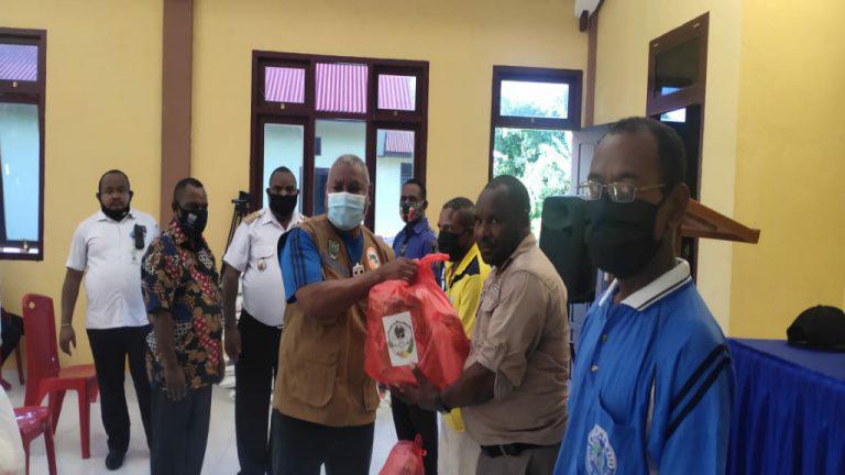 Pemprov Papua Barat Salurkan Bantuan Tahap II Kepada Warga Terdampak Covid-19 di Manokwari