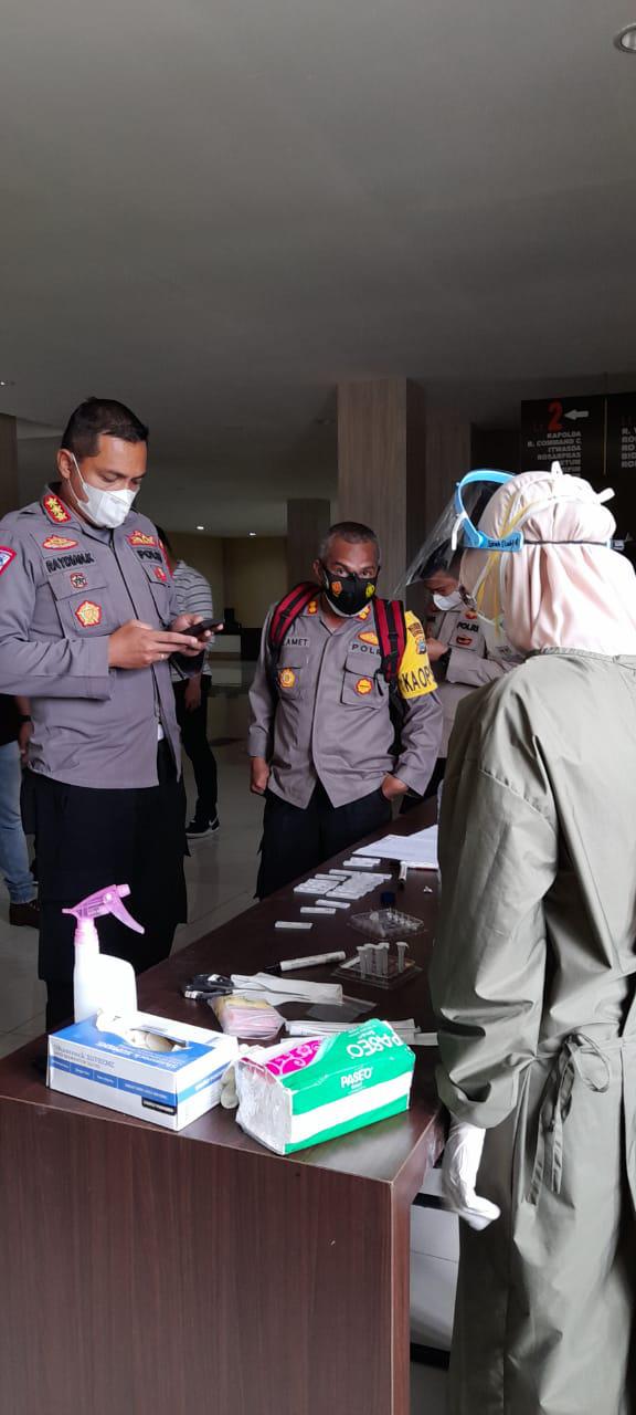 Polda Distribusikan 12.000 Alat Swab  Kepada 10 Polres Di Papua Barat