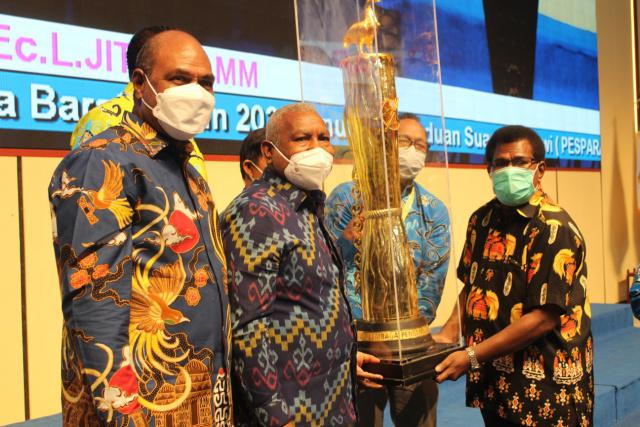 Peroleh Champion Terbanyak, Kaimana Bawa Pulang Piala Bergilir Gubernur Pada Pesparawi PB 2021