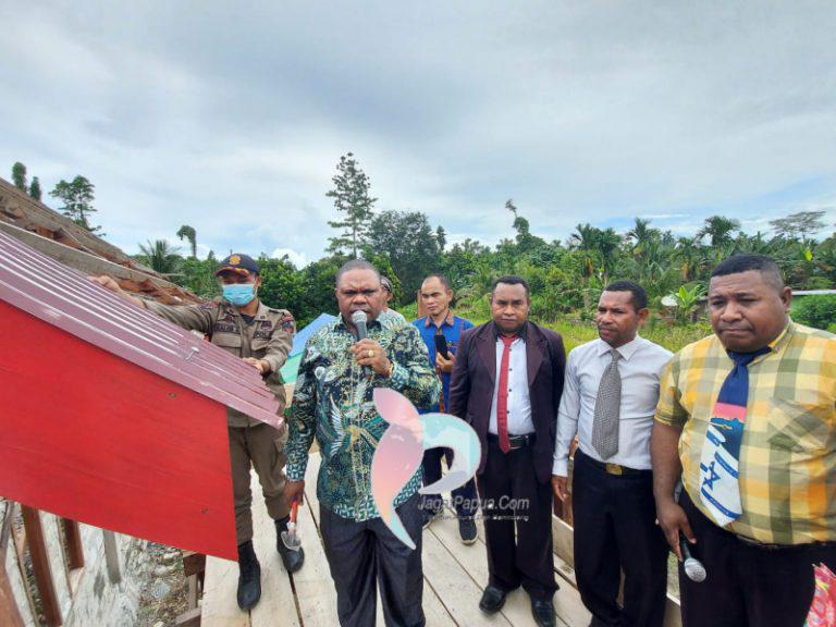 Pemasangan Atap Gedung Gereja Sekina Glori, Jemaat Harap Dukungan Pemerintah Manokwari