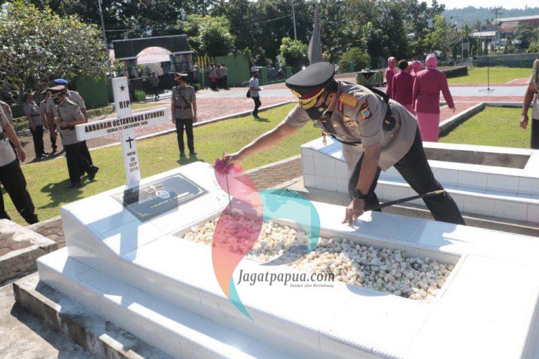 HUT Bhayangkara Ke-75,  Polda Papua Barat Ziarah Ke Taman Makam Pahlawan dan Tabur Bunga di Laut