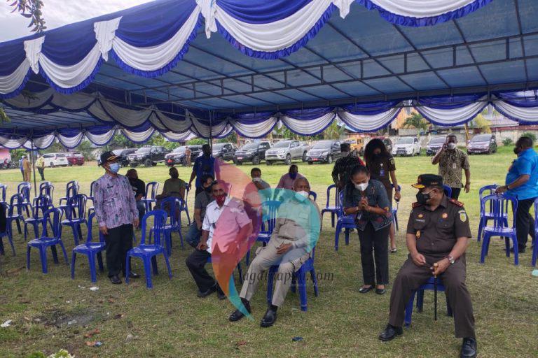 Gubernur Mandacan Pantau Pelaksanaan Vaksinasi Massal di Arowi