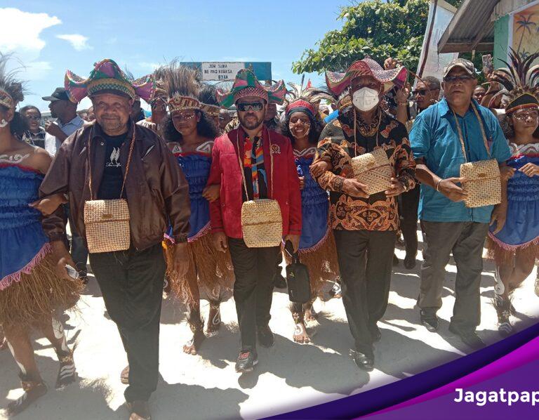 Buka Raker I Suku Byak Di Yensawai, Gubernur Dan Mananwir Disambut Prosesi Adat Mansorandak