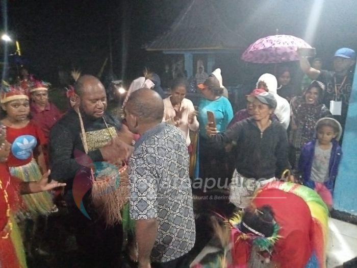 Hadiri Sidang Sinode GKI Se-Tanah Papua, Bupati Waran Disambut Adat Serui