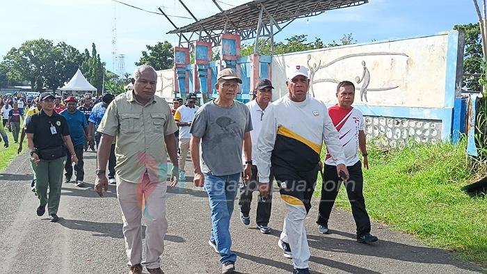 Pj Gubernur dan ASN Pemprov Perdana Jalan Sehat, Star Di Borarsi, Finish Di GOR Sanggeng