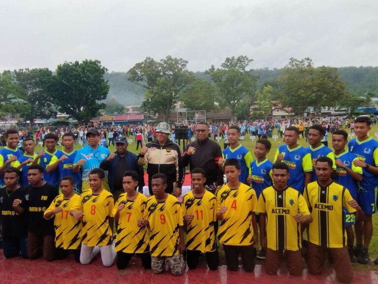 Pj Gubernur Papua Barat Lepas Kontingen Soeratin Cup 2023