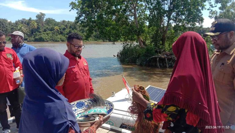 Kunker ke Distrik Kamundan Bintuni, Filep Wamafma Dapat keluhan Soal Kebutuhan Air Bersih