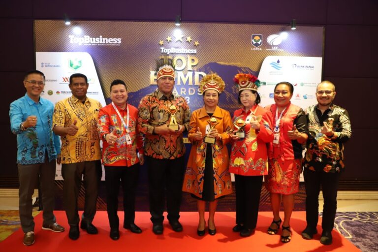 Bank Papua dan Pj. Gubernur Waterpauw Raih Penghargaan TOP BUMD Award 2023
