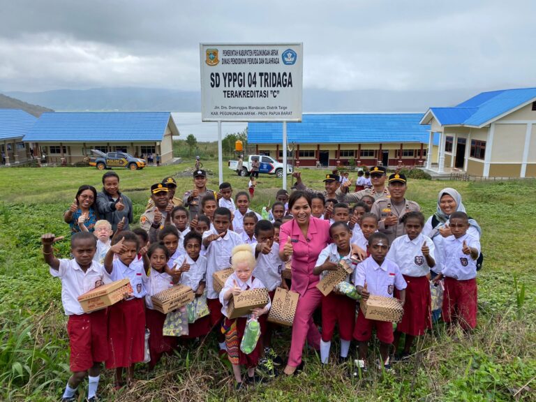 Polres Pegaf Salurkan Bantuan Dari Ketua Bhayangkari Pusat Untuk Anak Sekolah