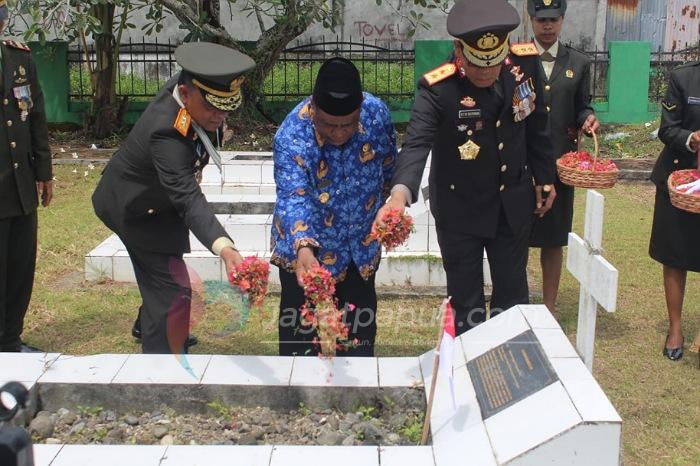 Khidmat, Pj Gubernur PB Pimpin Ziarah dan Tabur Bunga Peringati Hari Pahlawan