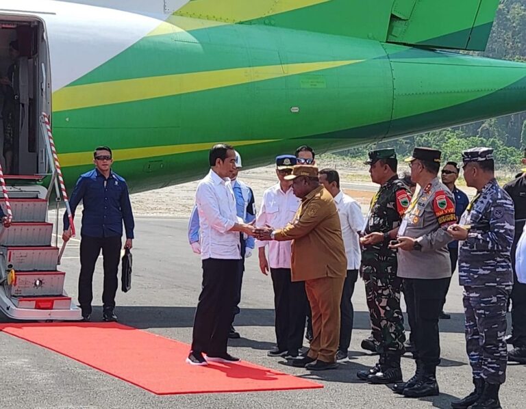 Pj Gubernur Ali Baham dan Forkopimda Sambut Kedatangan Presiden Jokowi di FakFak