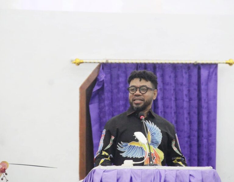 Senator Filep Wamafma Ajak Suku Biak Wariskan Keberhasilan Bagi Generasi Penerus