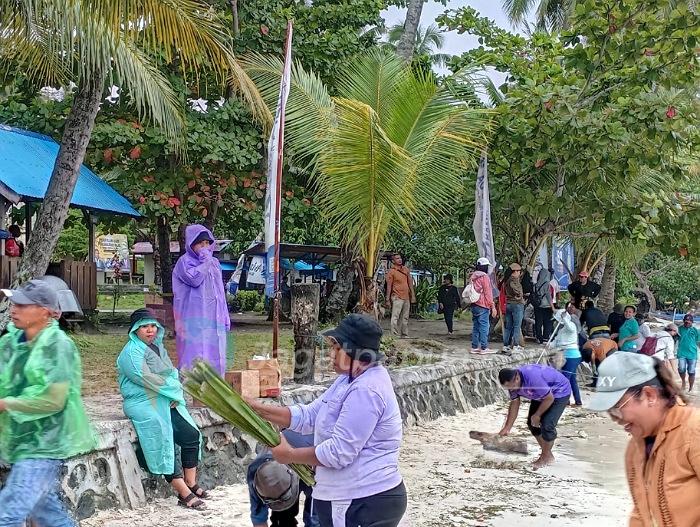 Sukseskan HUT PI Ke-169, Gabungan ASN Pemprov Bersihkan Pulau Mansinam