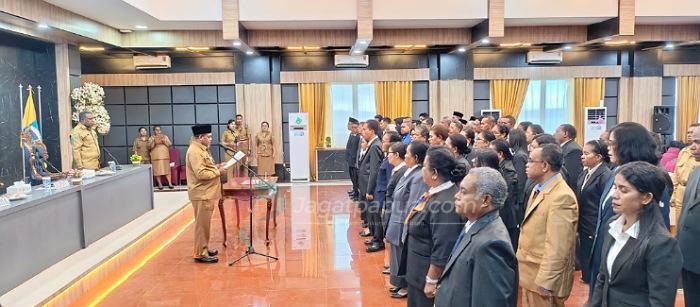 Hermus Indou Lantik 62 Kepala Sekolah Dan 3 Pejabat Fungsional Pemkab Manokwari