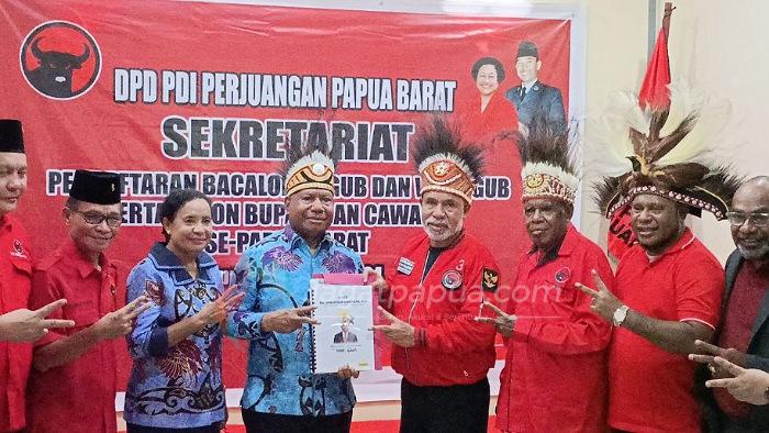 Dominggus Mandacan Calon Gubernur Pertama Yang Daftar Ke PDIP Papua Barat